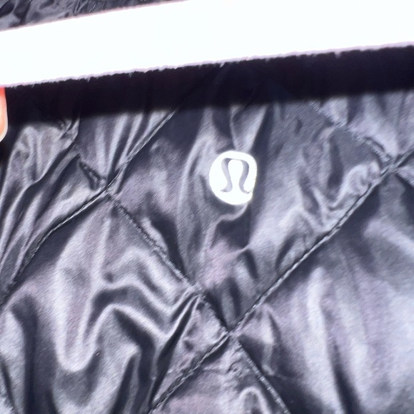 Like new Lululemon lightweight down reversible black/grey jacket - Picture 5 of 6